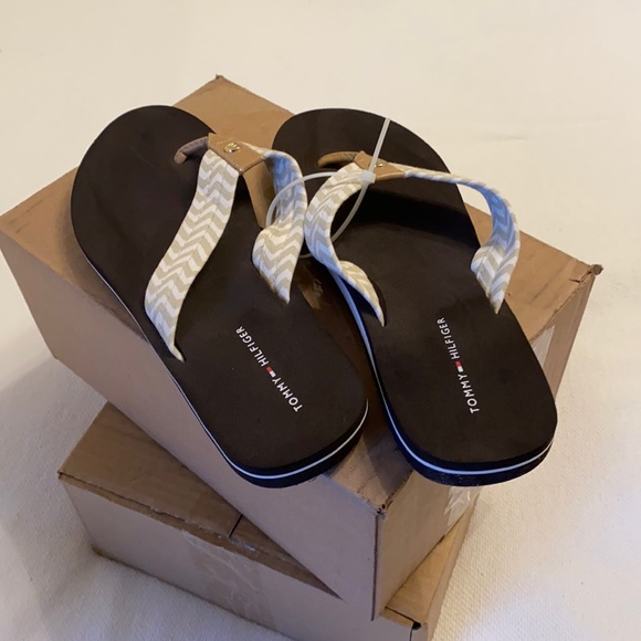 NEW Tommy Hilfiger sandal. - Picture 2 of 3